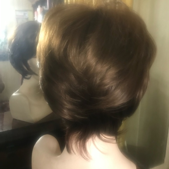 a Short Brown shaggy neckline wig made of soft silky synthetic fiber, New - Picture 3 of 4